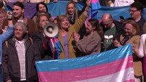 Servicios sin género y otras cuatro reivindicaciones de las personas no binarias en España
