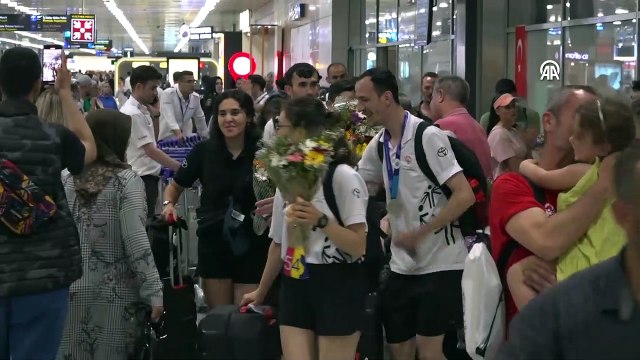 İSTANBUL - Özel Olimpiyatlar Dünya Yaz Oyunları'nda 5 madalya alan özel sporcular, Türkiye'ye döndü