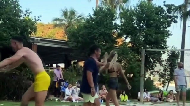 Beraber tatildeler! Acun Ilıcalı'nın yanındaki futbolcuyu gören taraftarlar sosyal medyayı yıktı