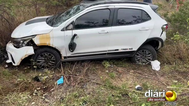 Carro capota com três jovens da cidade de Sousa, na BR-230, entre Pombal e São Domingos