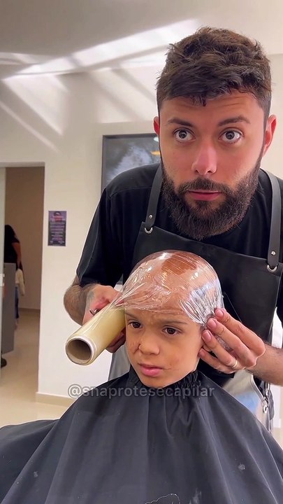 Estúdio capilar realiza sonho de menino com queimadura na cabeça doando prótese capilar.
