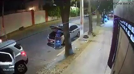 Ladrón recibe golpiza luego de que lo encontraron robando un carro