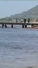 ¿Se le acabó la calle? Motorizada cae al mar en Trujillo