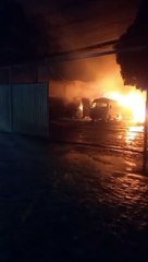 INCÊNDIO atinge GARAGEM na ZONA OESTE DO RECIFE