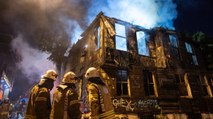 Fatih'te 2 katlı ahşap bina alev alev yandı