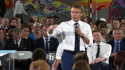 Emmanuel Macron s’emporte face aux habitants des quartiers sensibles  : "Moi, je ne prends pas les engueulades pour toutes les décennies passées"