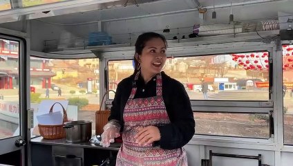 Selling Bakso Pentol on the Street Using a Food Truck Sees the Reaction of Eating Chinese People