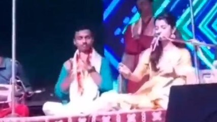 मुंगेर पहुंची लोकप्रिय गायिका मैथिली ठाकुर, दिखाया जलवा देख कर रह गए सभी दंग