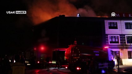 Uşak'ta özel bir kolejin çatısında çıkan yangın söndürüldü