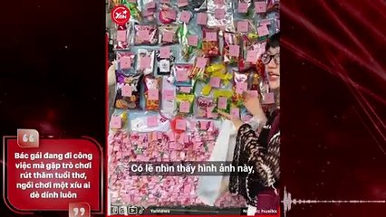 Bác gái đang đi công việc mà gặp trò chơi rút thăm tuổi thơ,  ngồi chơi một xíu ai dè dính luôn