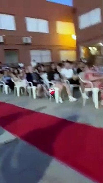 Joven sorprende al llegar a su ceremonia de graduación vestida de novia