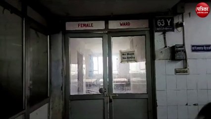 मजबूरीः एसएमएस में मरीजों का बैंच पर कर रहे उपचार