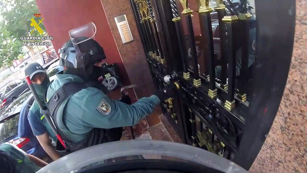 Cuatro detenidos por robar dinero y móviles en vestuarios de campos de fútbol de media España.