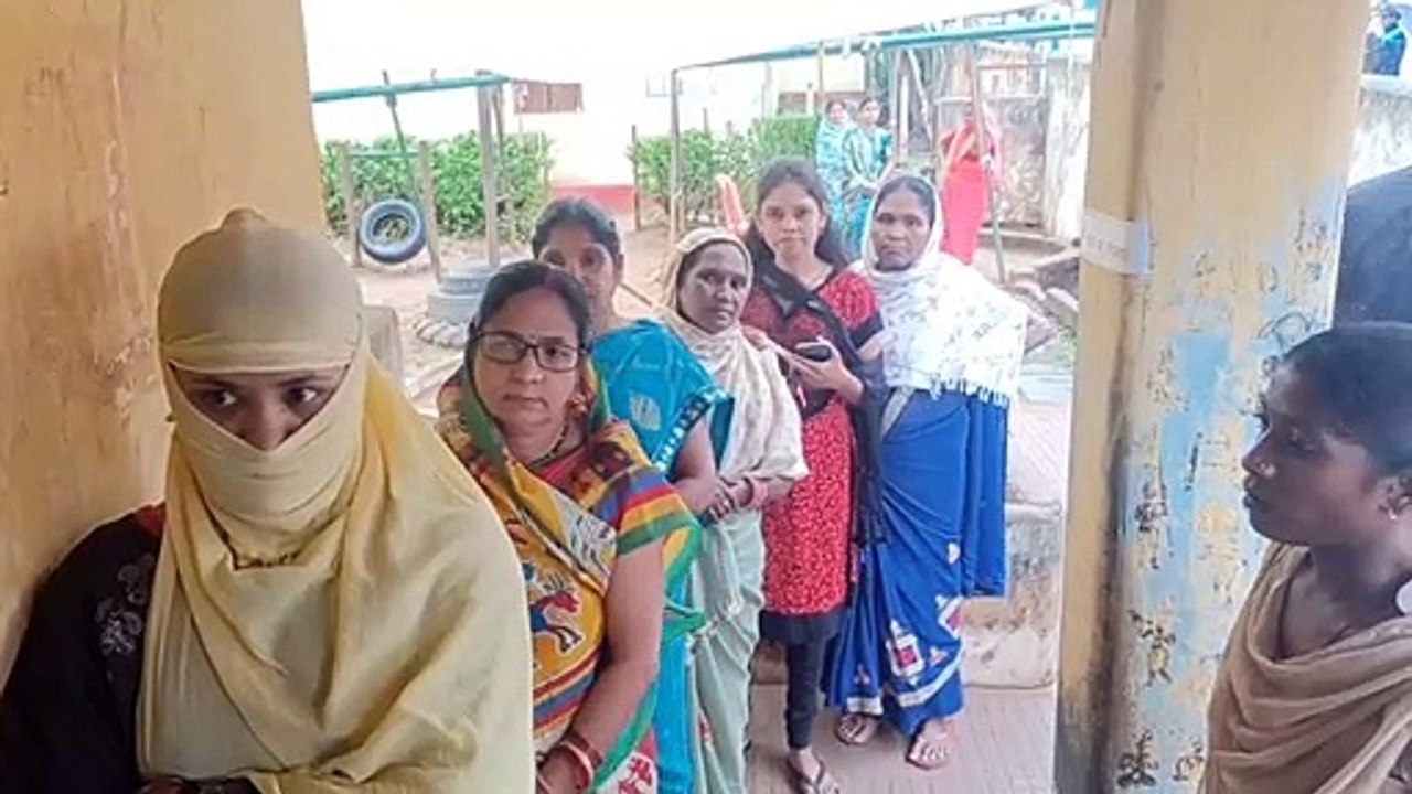उपचुनाव की वोटिंग जारी, भारी बारिश में वोटरों में दिखा उत्साह, देखें VIDEO