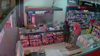 Kasiyer markette unutulan 2 milyon lirayı sahibine teslim etti