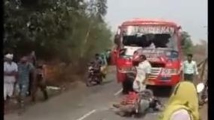 गुना: तेज रफ्तार बस ने मारी बाइक को टक्कर, खून से सनी सड़क मची चीख पुकार