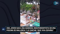 Una joven saca una bandera independentista en una piscina de Mallorca y le cantan 'Que viva España'