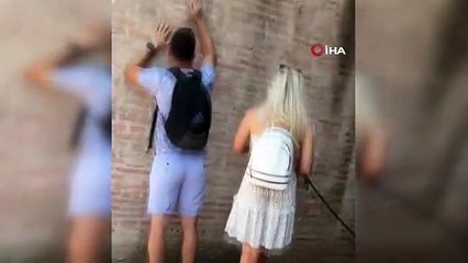 İtalya'da Kolezyum'a isim kazıyan turist aranıyor