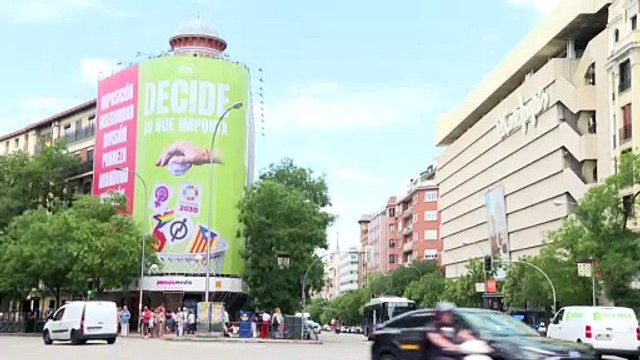 La Junta Electoral de Madrid insta a Vox a quitar la lona contra la bandera LGTBI o feminista