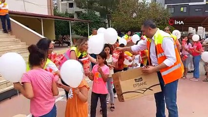 Kozan'da 300 çocuğa bayramlık hediye edildi