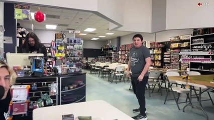 xQc le regala una caja de MGT 500 dólares a un seguidor