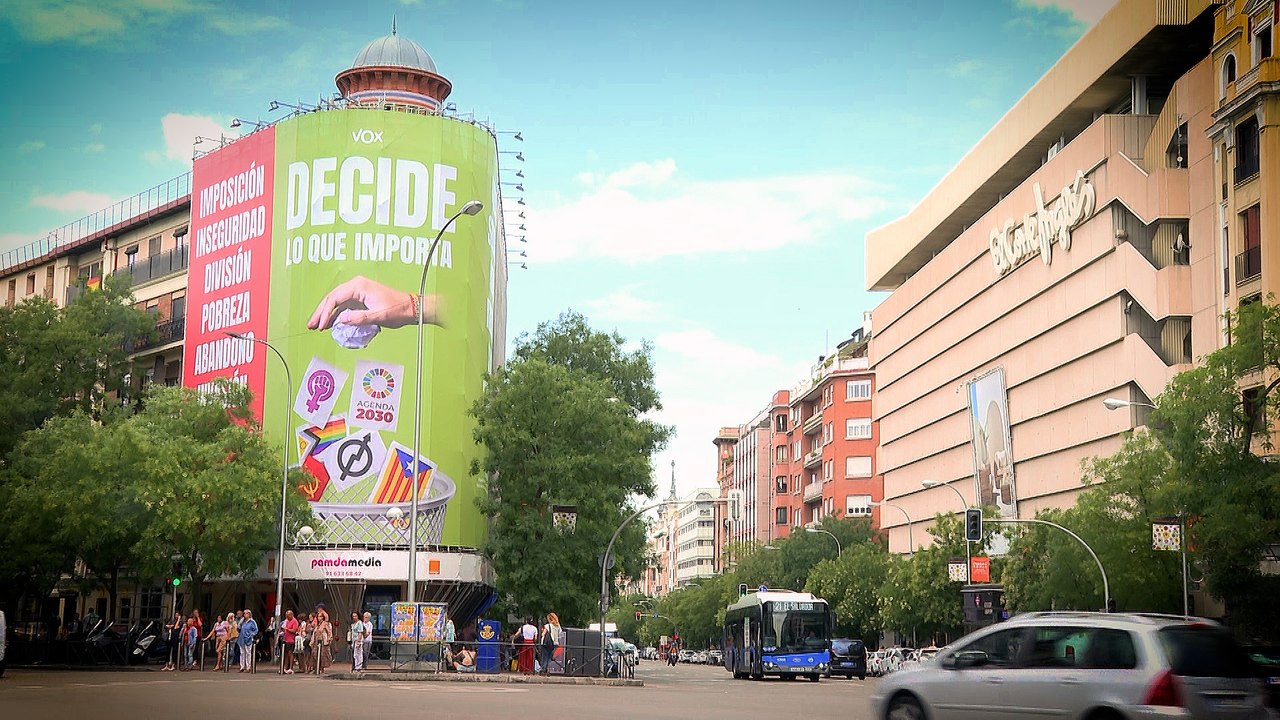 La Junta Electoral de Madrid insta a Vox a quitar la lona contra la bandera LGTBI o feminista