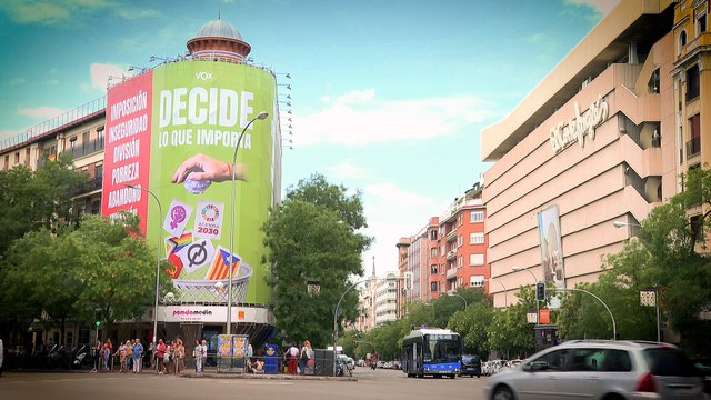 La Junta Electoral de Madrid insta a Vox a quitar la lona contra la bandera LGTBI o feminista