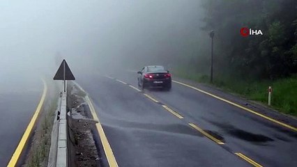 Brouillard dans le mont Bolu ：Visibilité réduite à 25 mètres