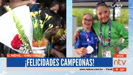 Campeonas olímpicas son recibidas con algarabía en el aeropuerto Viru Viru