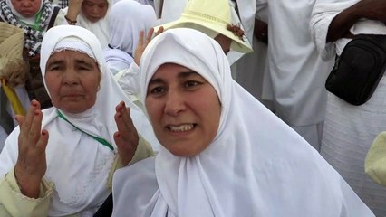 Peregrinos rezam no Monte Arafat sob calor intenso