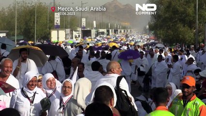 Cientos de miles de peregrinos musulmanes llegan al monte Arafat para la jornada cumbre del "hach"