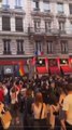 24 juin : manifestation LGBT une femme arrache le drapeau 