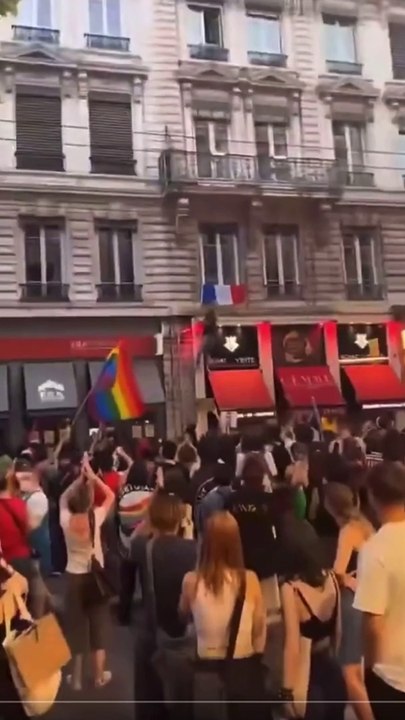 24 juin : manifestation LGBT une femme arrache le drapeau 