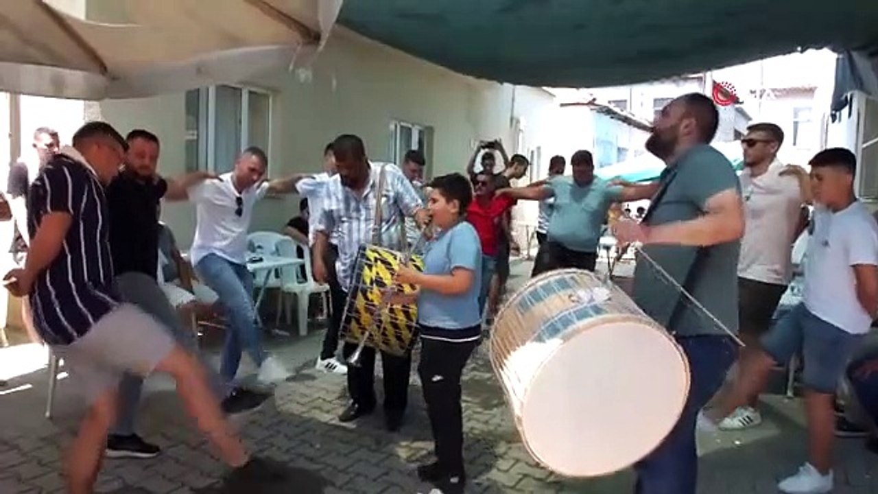 La tradition de battre des clarinettes avec des tambours se poursuit à Balıkesir