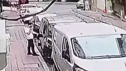 Fatih’te lüks aracın içinden televizyon ve 20 bin lira değerinde döviz çaldılar