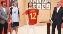 La reina Letizia anima a las jugadoras de la selección femenina de Fútbol