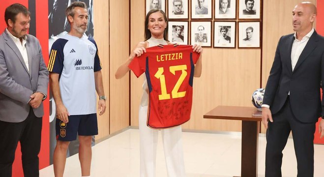 La reina Letizia anima a las jugadoras de la selección femenina de Fútbol