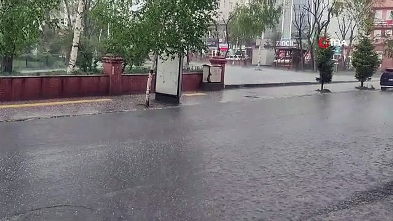 Les montagnes sont devenues blanches à Ardahan, la grêle est apparue dans le centre-ville