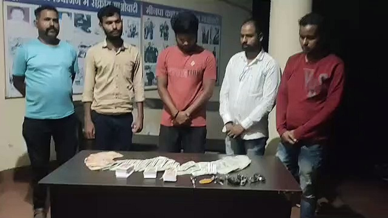 पहाड़ों पर जा कर युवक खेल रहे थे जुआ, पुलिस ने लाखों रुपए बरामद कर किया गिरफ्तार, देखें VIDEO