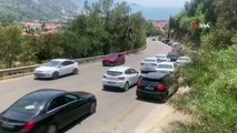 Flux de vacanciers vers Fethiye： Files d'attente de voitures formées sur des kilomètres