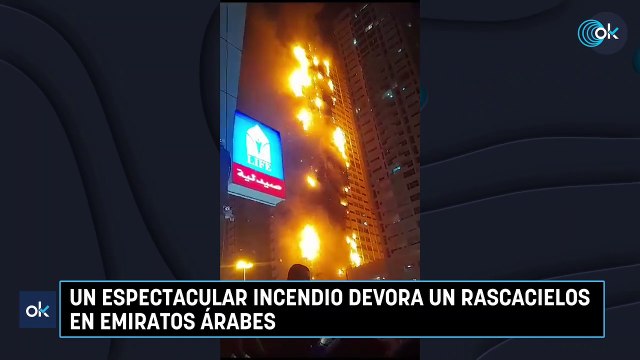 Un espectacular incendio devora un rascacielos en Emiratos Árabes