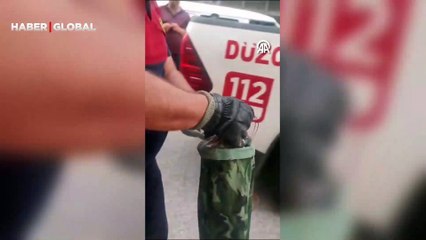 Park halindeki minibüse giren yılan paniğe neden oldu! Teker kısmından içeri girdi