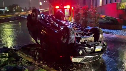 Tras lluvia, vuelca auto en López Mateos