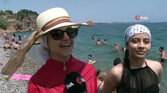 Dünyaca Ünlü Sahil Tatilci Akınına Uğradı, Kalabalığın Arasında Kalan Hintli Kız: 'Kendimi Hindistan'da Hissediyorum'