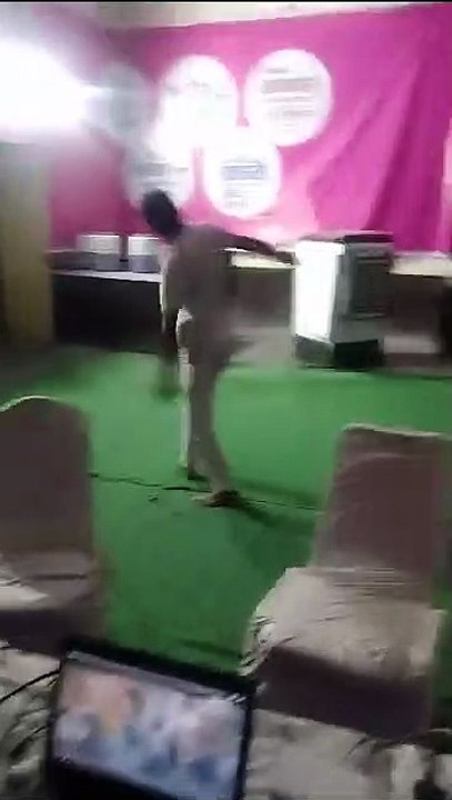 Video: राहत शिविर में चल रही मौज-मस्ती, कर्मचारी नशे में लगा रहे ठुमके, वीडियो वायरल