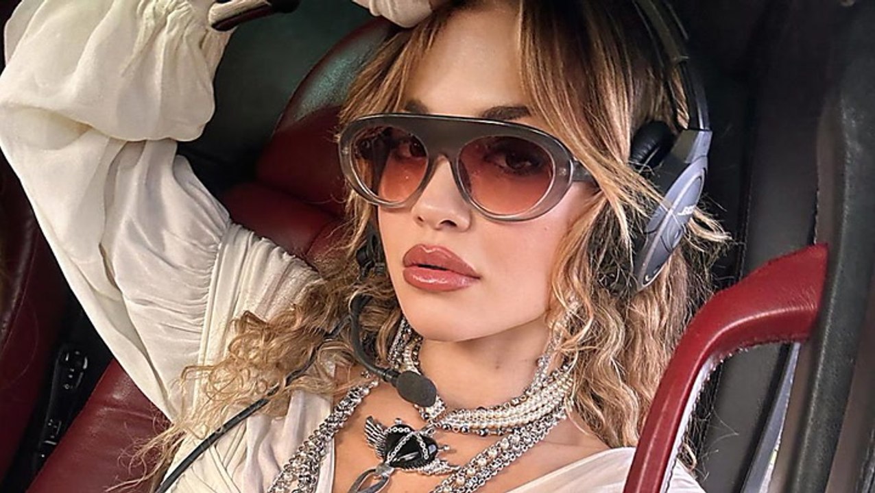 Rita Ora in Slip und Cowboy-Stiefeln: So gekonnt setzt sie ihre Kehrseite in Szene