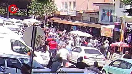 Dükkan sahibi ile müşteriler birbirine girdi, yumruklar tekmeler havada uçuştu