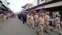 पुलिस ने निकाला फ्लैग मार्च...दिया शांति का संदेश
