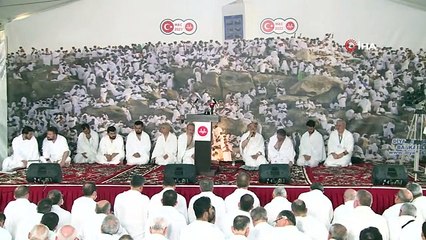 Mains levées vers le ciel dans la prière d'Arafat Waqfa