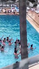 Insólito: Una joven entra a una piscina de Mallorca con una bandera ‘indepe’ y la reciben cantándole ‘Que viva España’